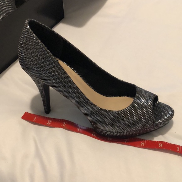 🎉5/$15🎉 ✨HP✨ FERGALICIOUS BY FERGIE ROCKIN’ BLACK PEEP HOLE PUMPS (39) - Picture 10 of 13